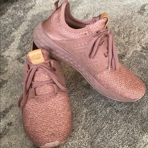 New balance tennis shoes